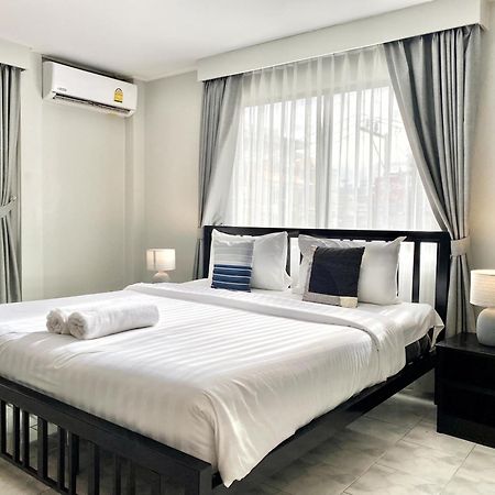 Beachwalk Minotel Patong Buitenkant foto