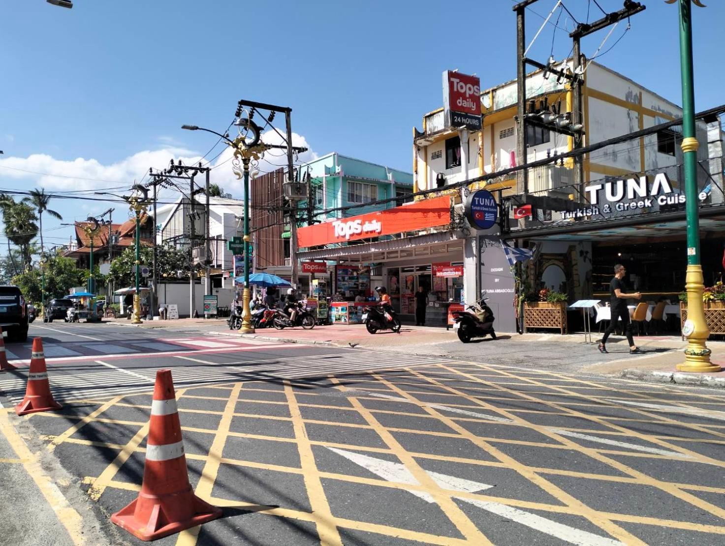 Beachwalk Minotel Patong Buitenkant foto