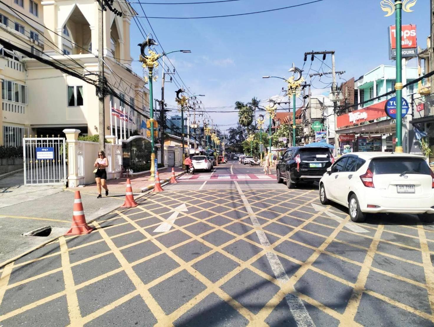 Beachwalk Minotel Patong Buitenkant foto