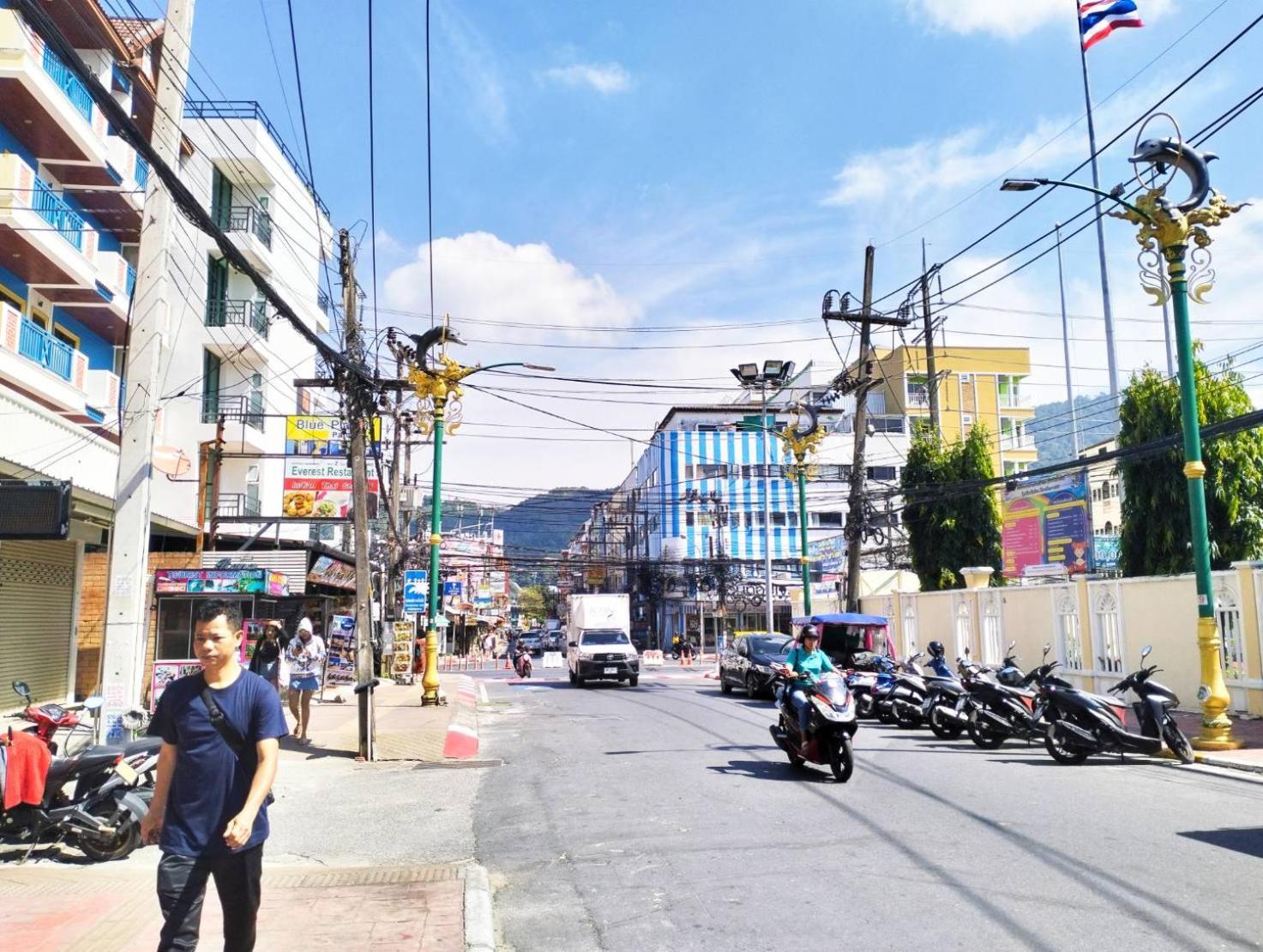 Beachwalk Minotel Patong Buitenkant foto