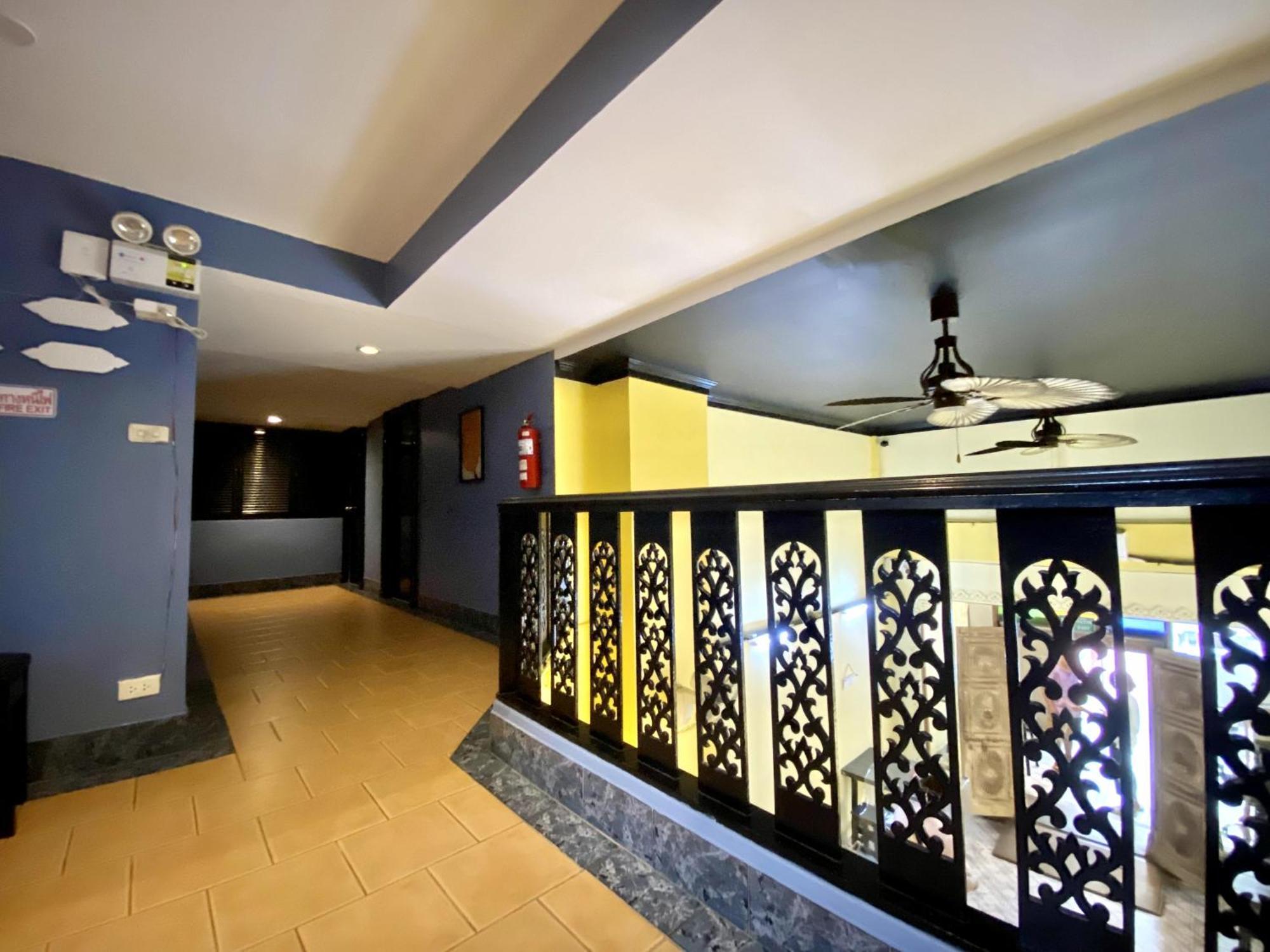 Beachwalk Minotel Patong Buitenkant foto