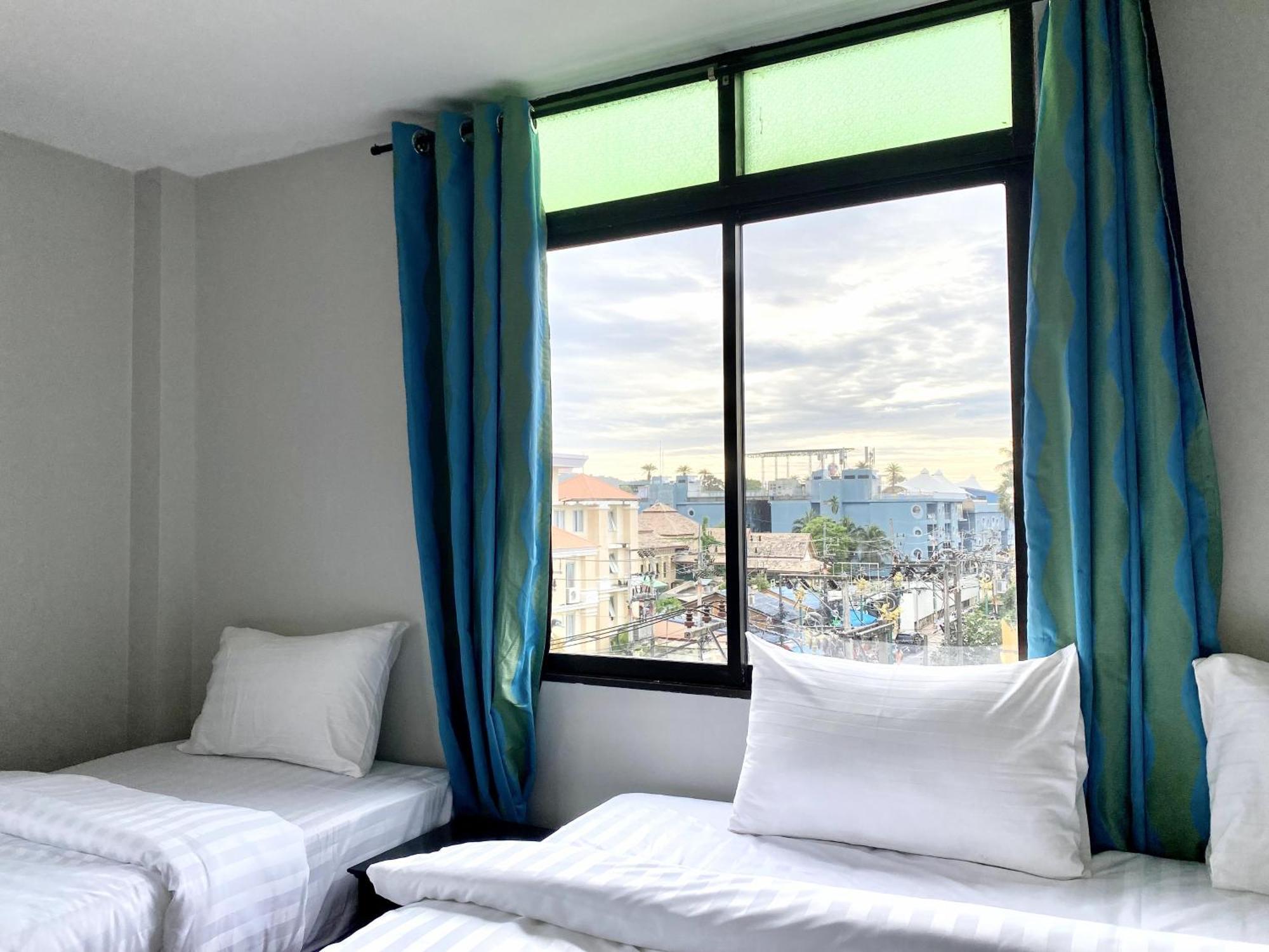 Beachwalk Minotel Patong Buitenkant foto