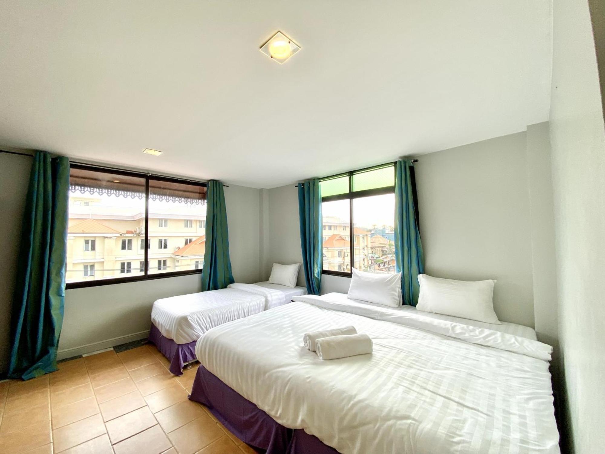 Beachwalk Minotel Patong Buitenkant foto