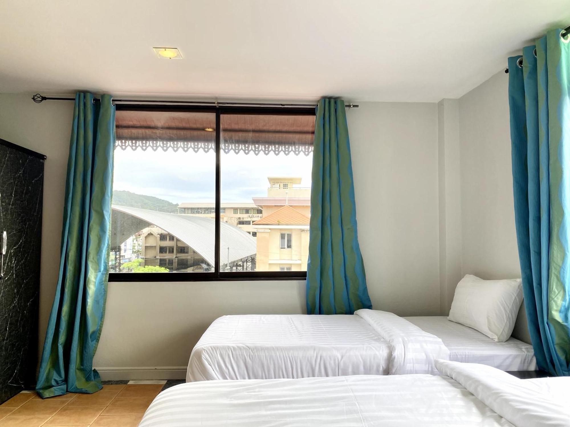 Beachwalk Minotel Patong Buitenkant foto