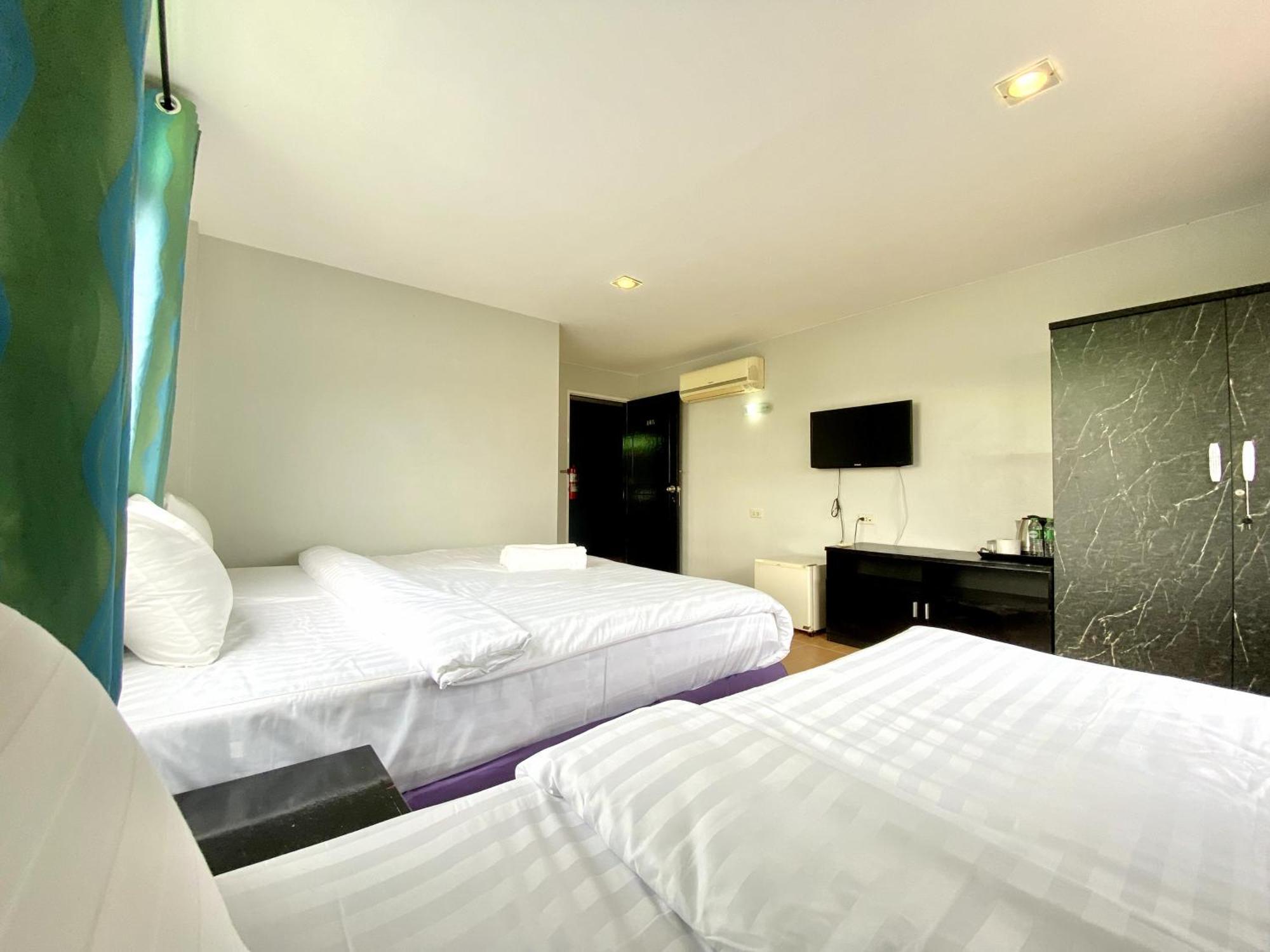 Beachwalk Minotel Patong Buitenkant foto