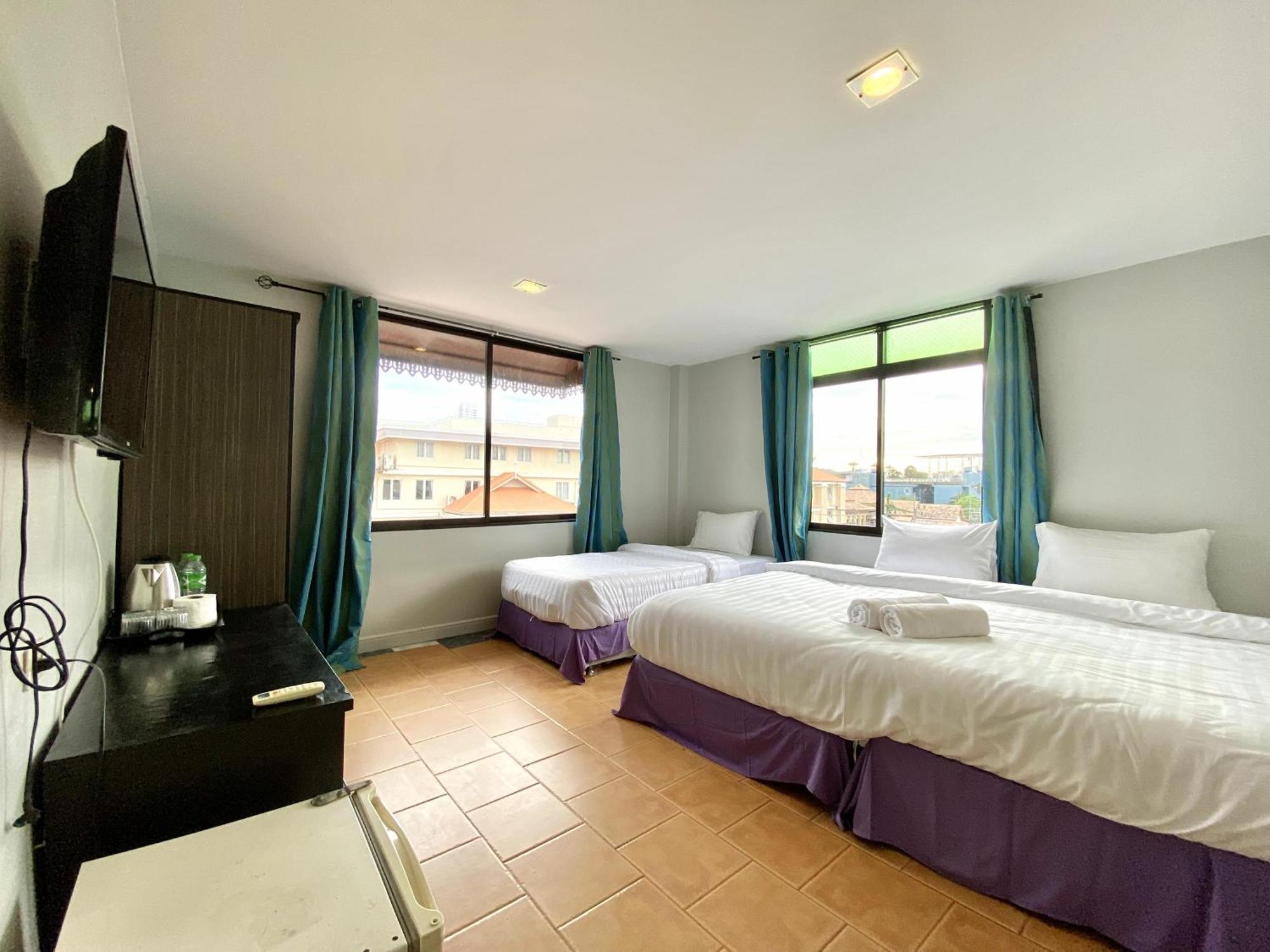Beachwalk Minotel Patong Buitenkant foto