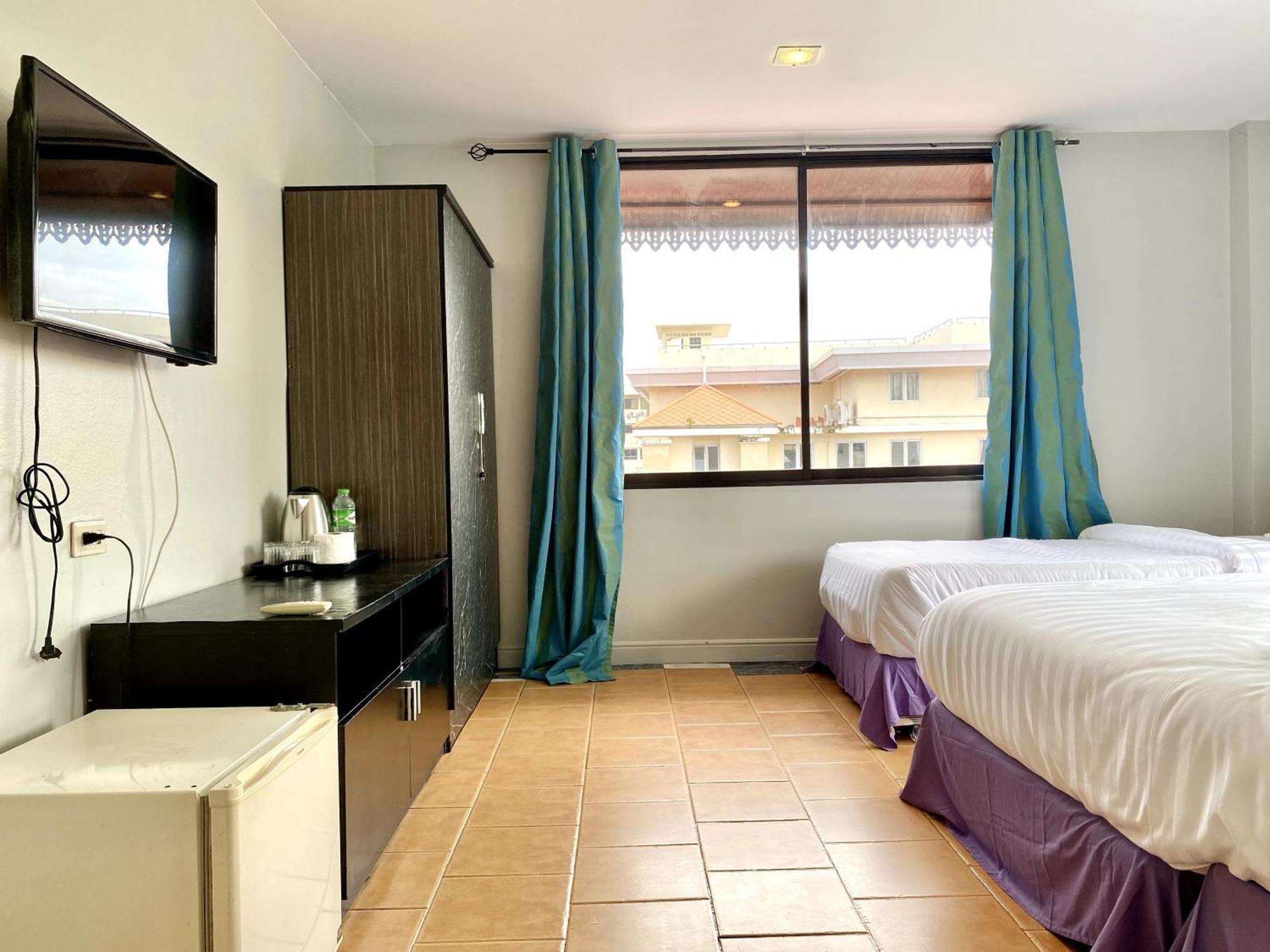 Beachwalk Minotel Patong Buitenkant foto