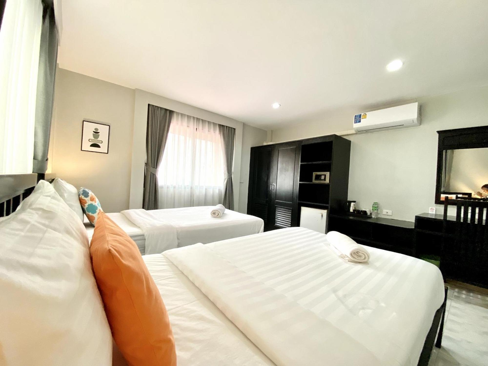 Beachwalk Minotel Patong Buitenkant foto