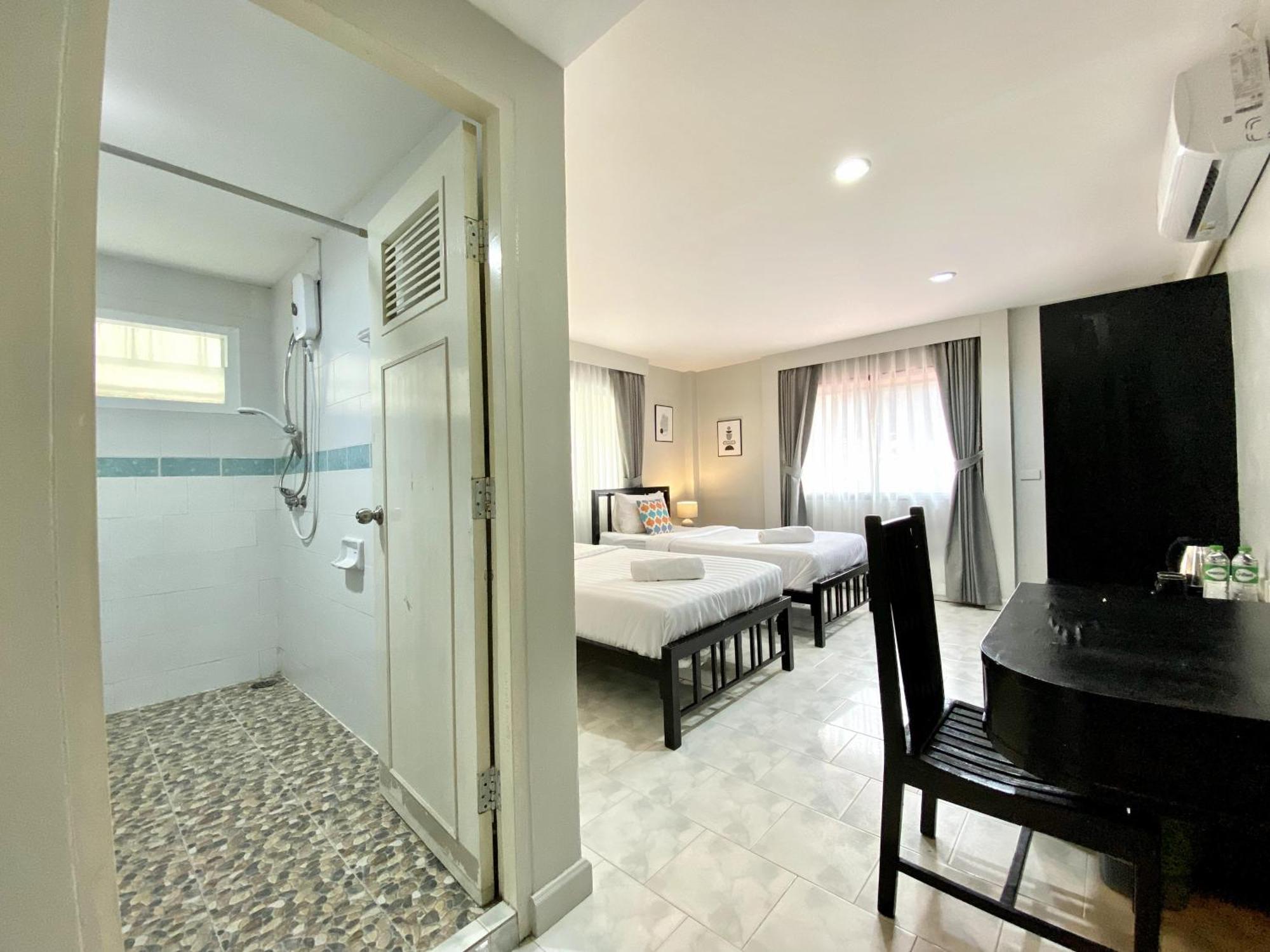 Beachwalk Minotel Patong Buitenkant foto