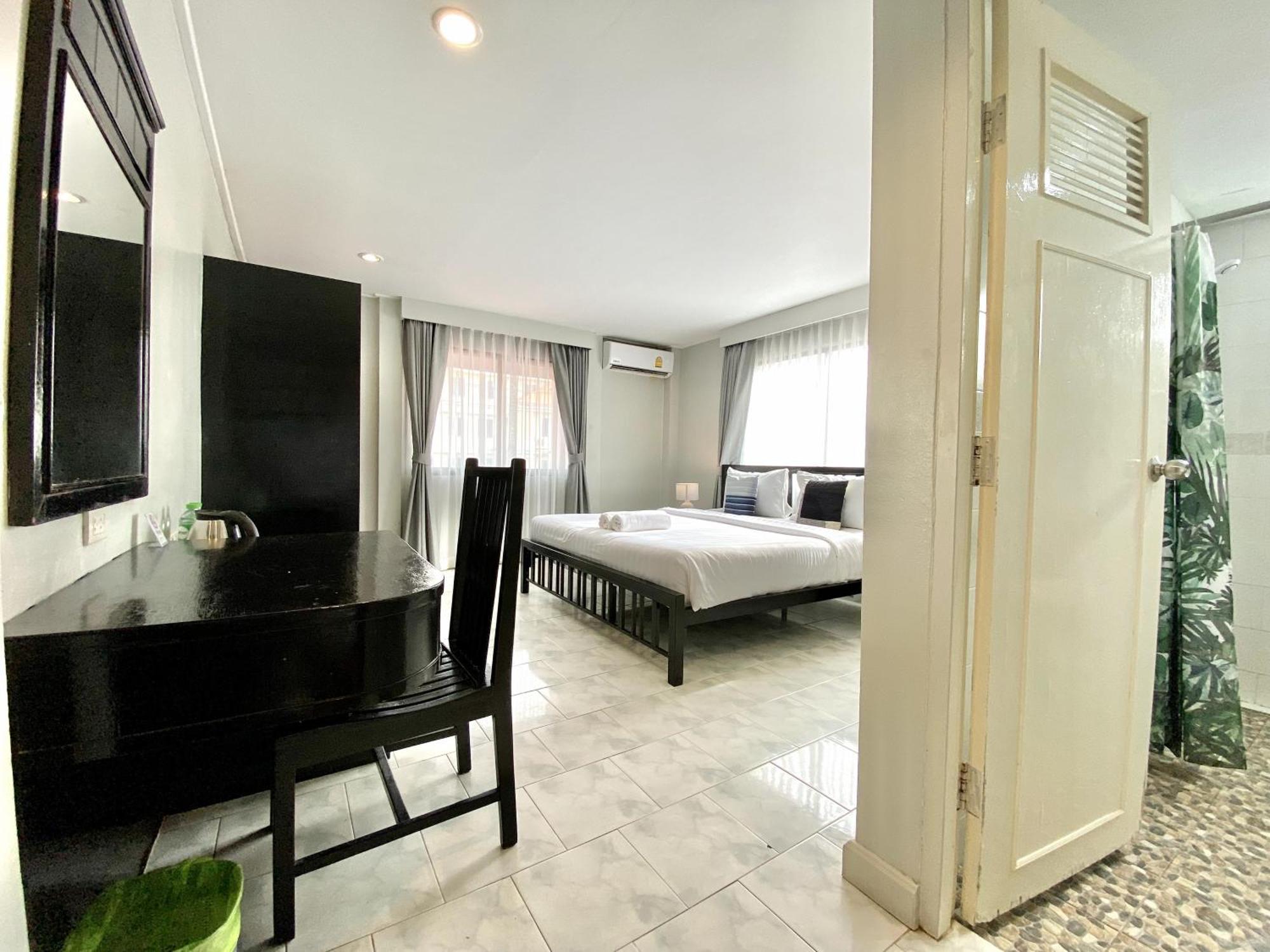 Beachwalk Minotel Patong Buitenkant foto