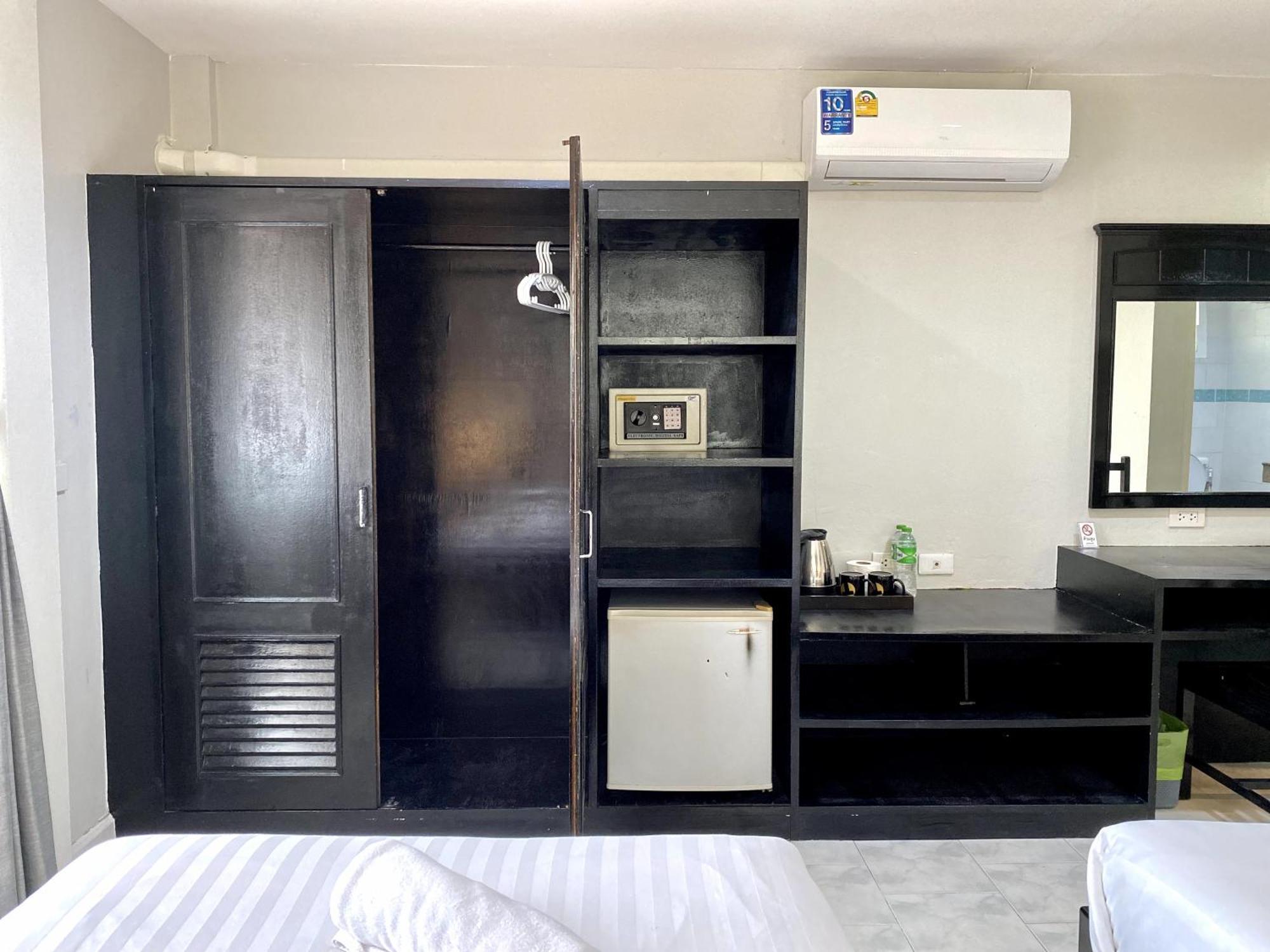 Beachwalk Minotel Patong Buitenkant foto