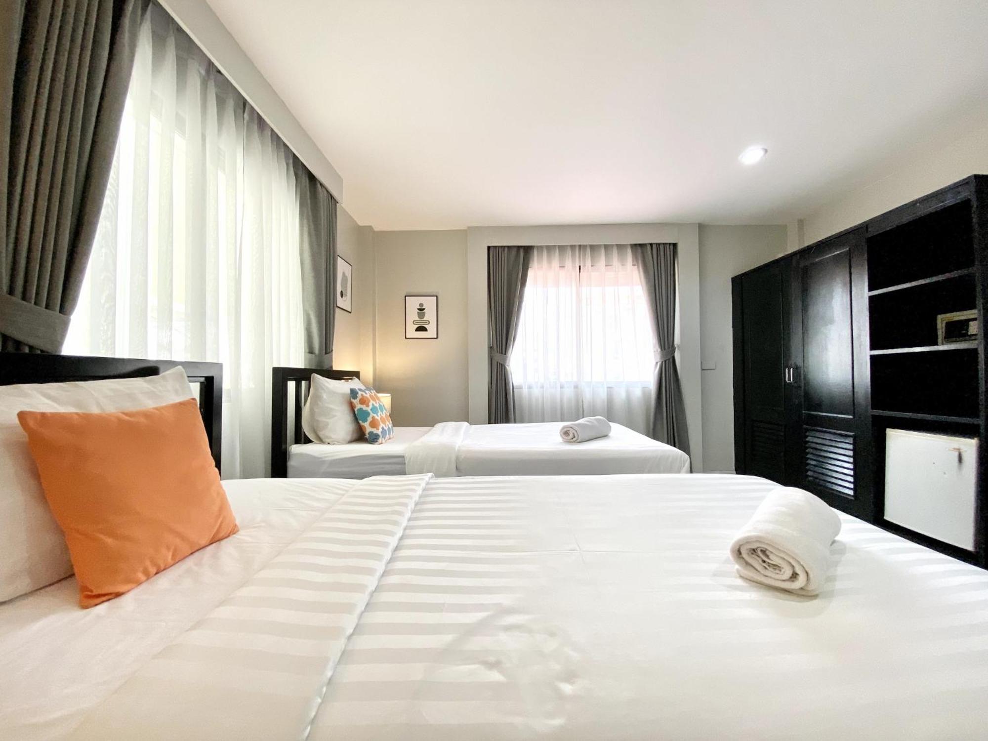 Beachwalk Minotel Patong Buitenkant foto