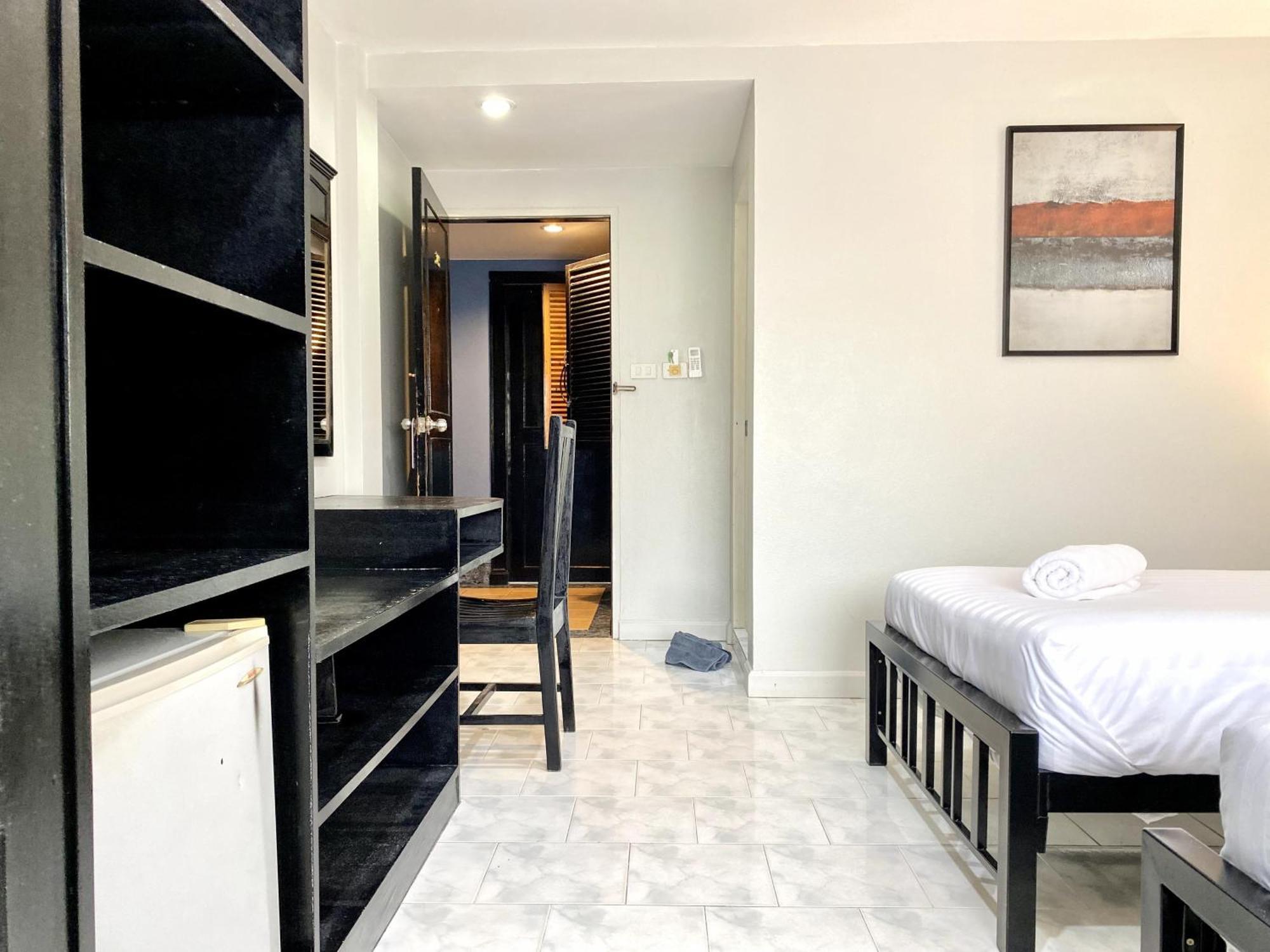 Beachwalk Minotel Patong Buitenkant foto