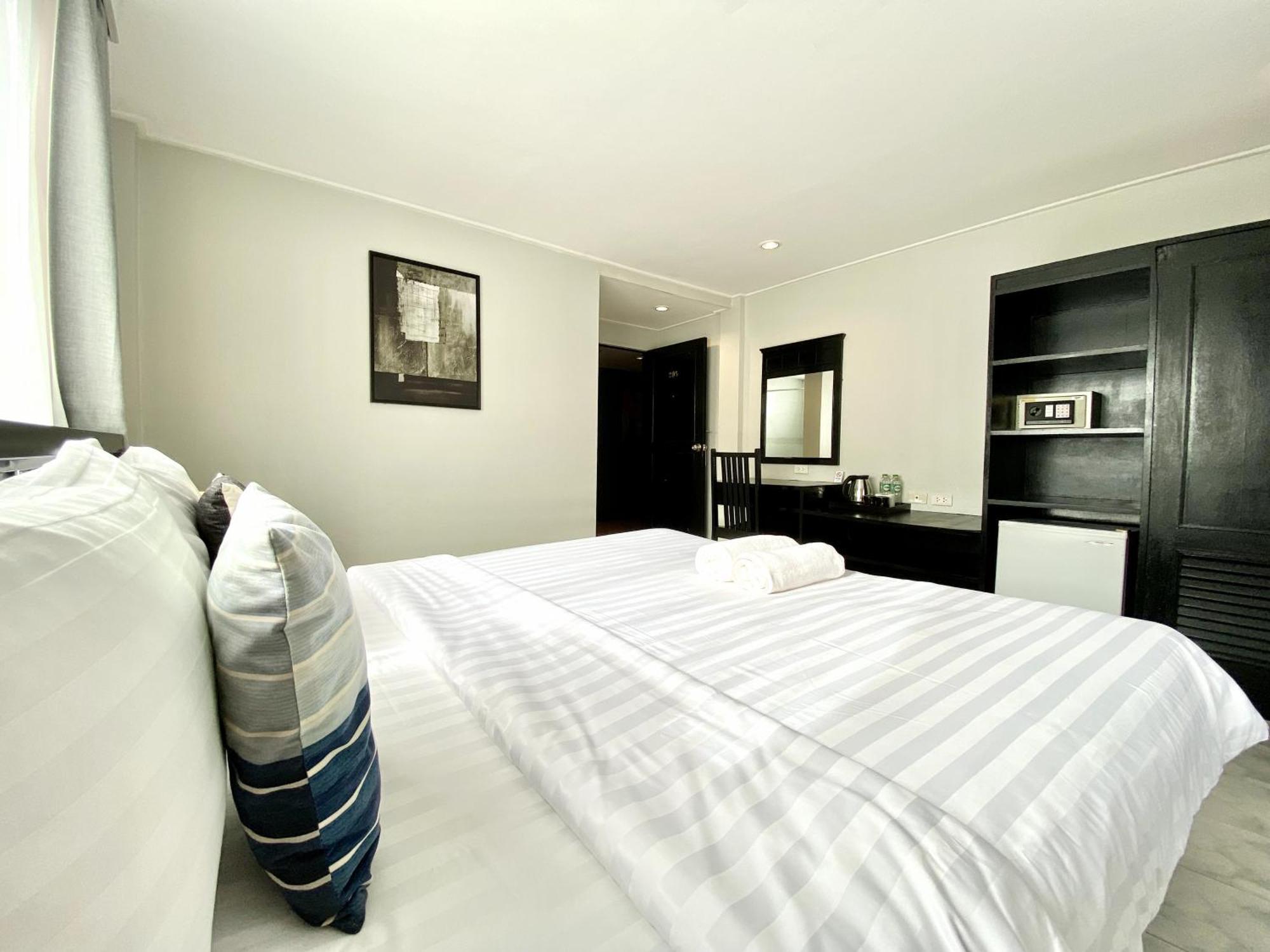 Beachwalk Minotel Patong Buitenkant foto
