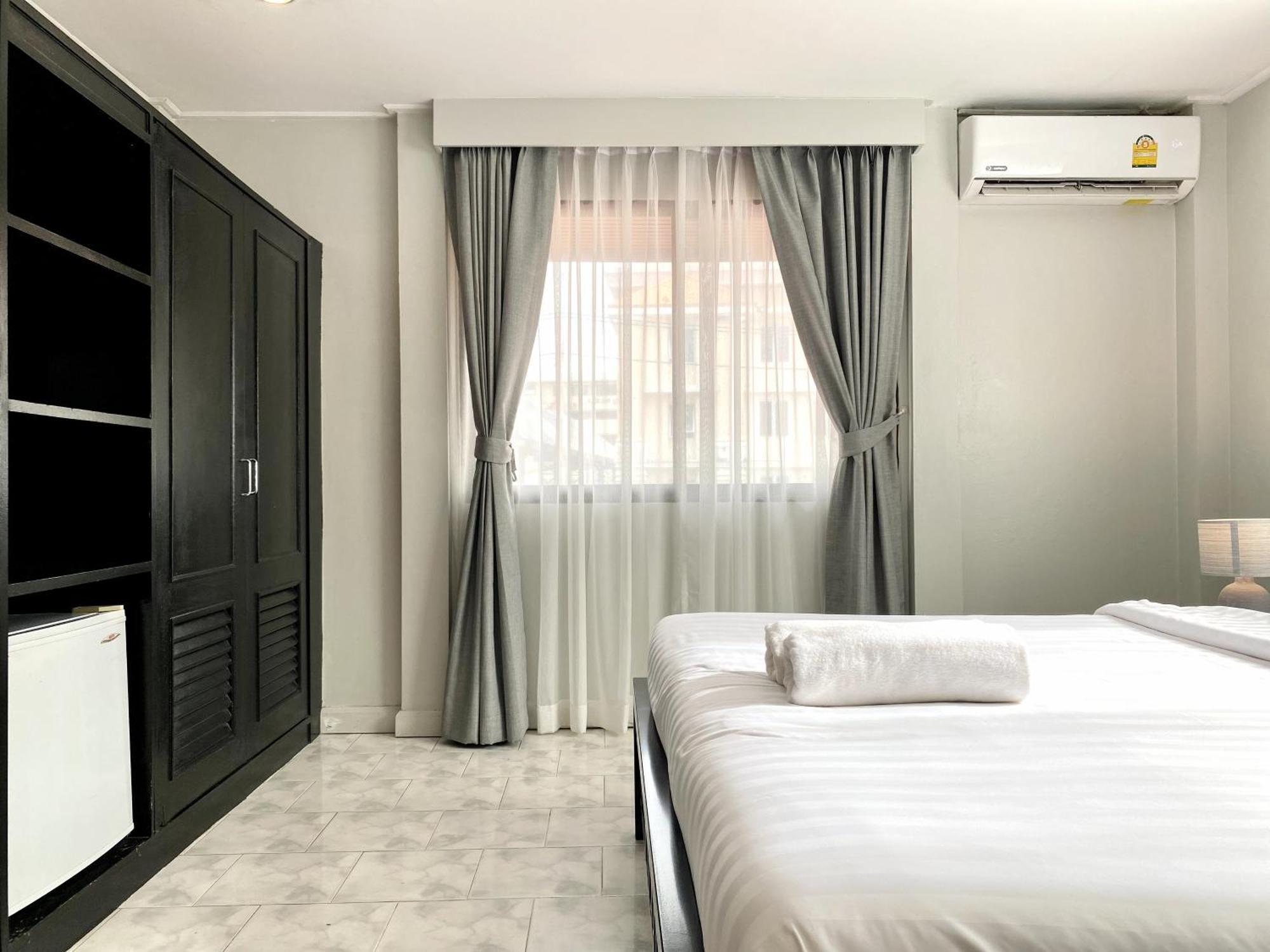 Beachwalk Minotel Patong Buitenkant foto