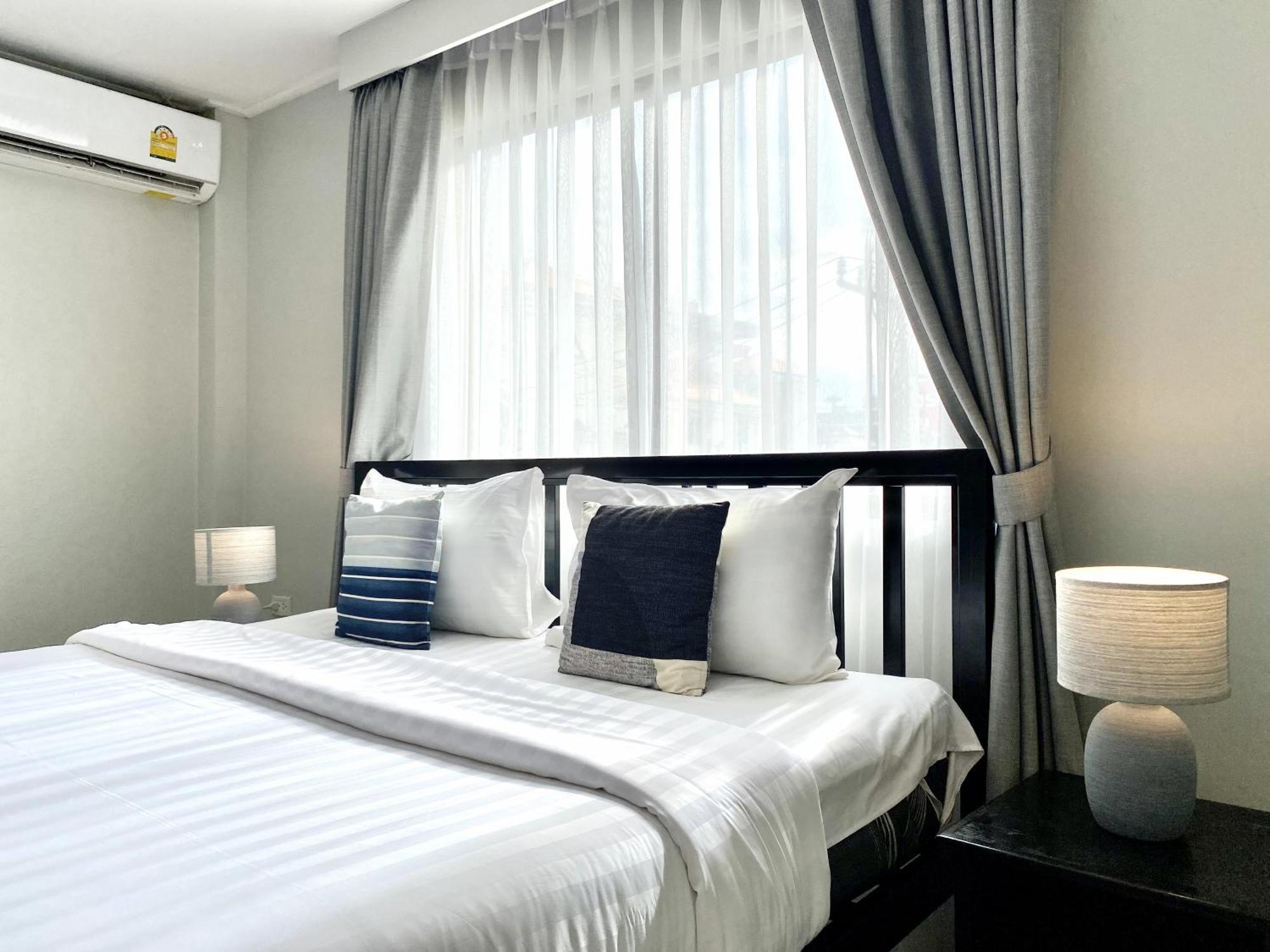Beachwalk Minotel Patong Buitenkant foto