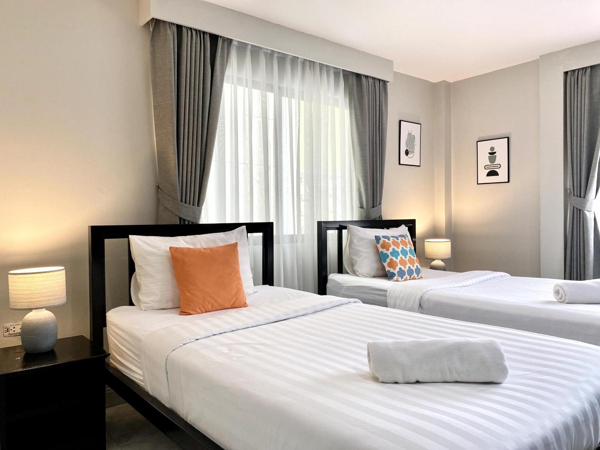 Beachwalk Minotel Patong Buitenkant foto