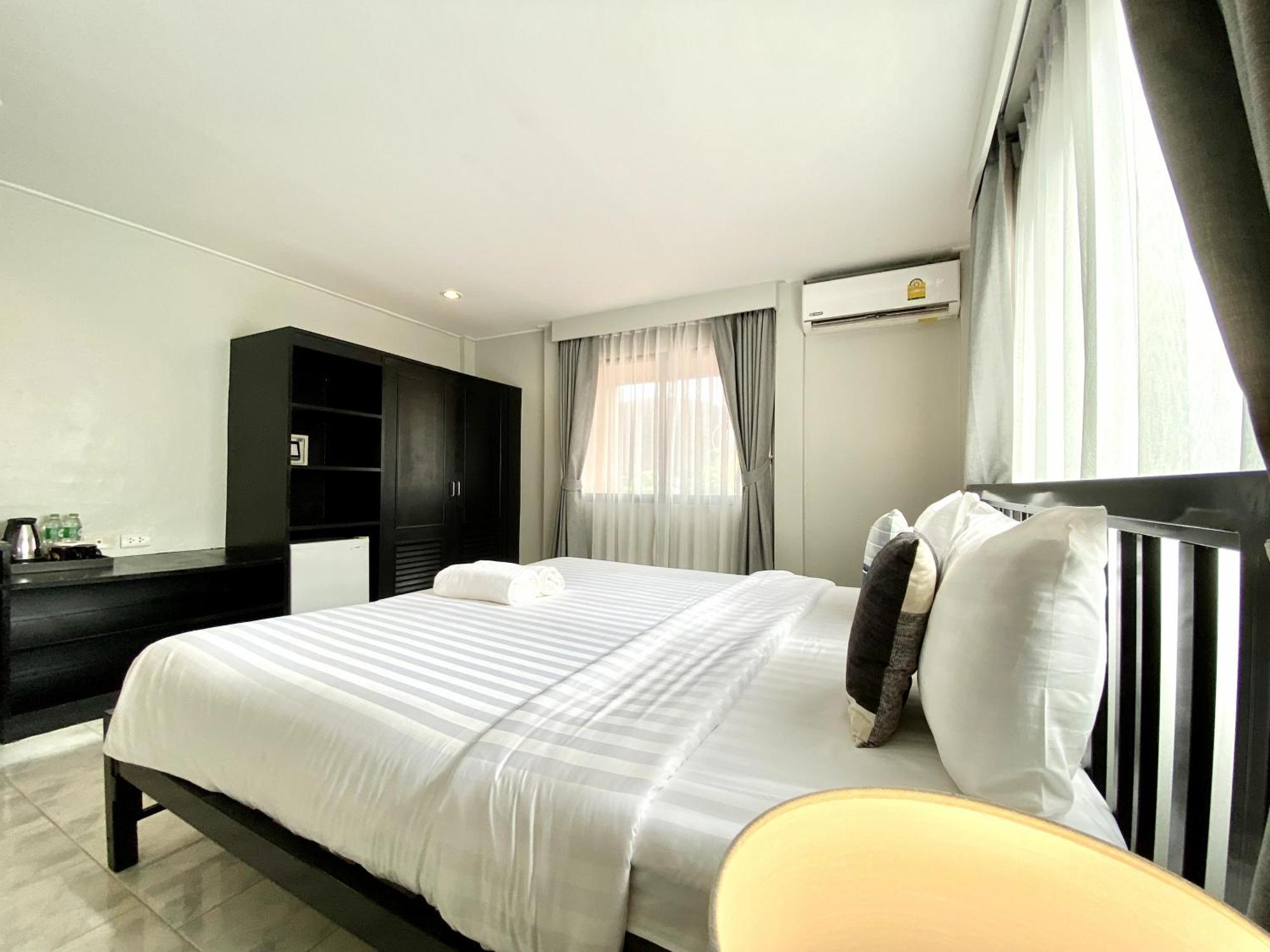 Beachwalk Minotel Patong Buitenkant foto