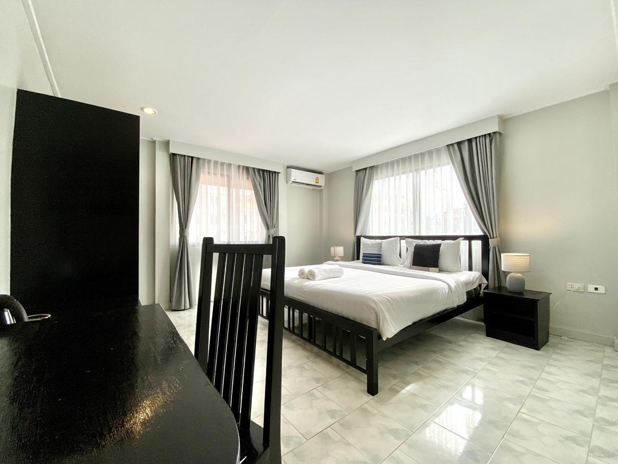 Beachwalk Minotel Patong Buitenkant foto