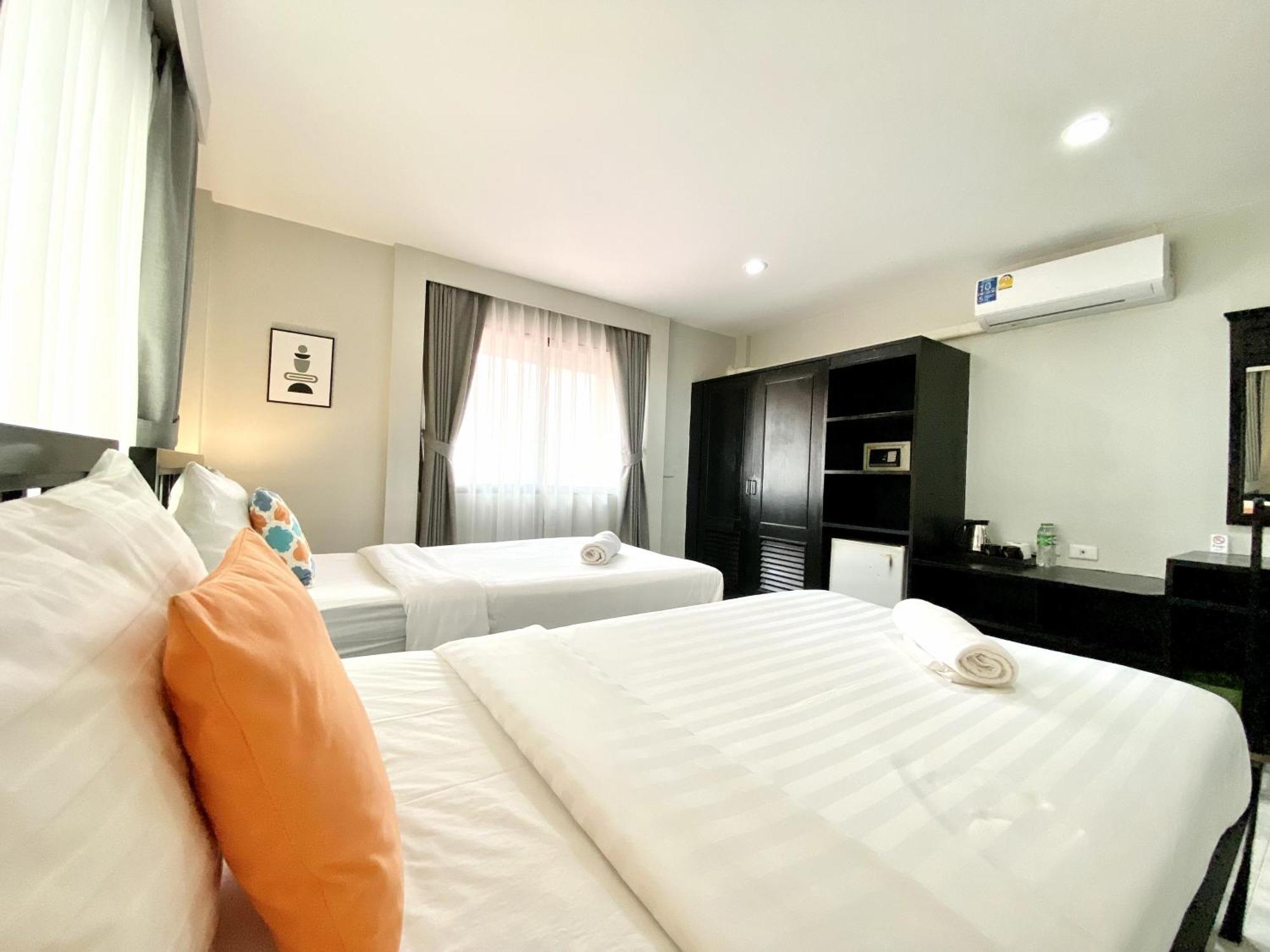Beachwalk Minotel Patong Buitenkant foto