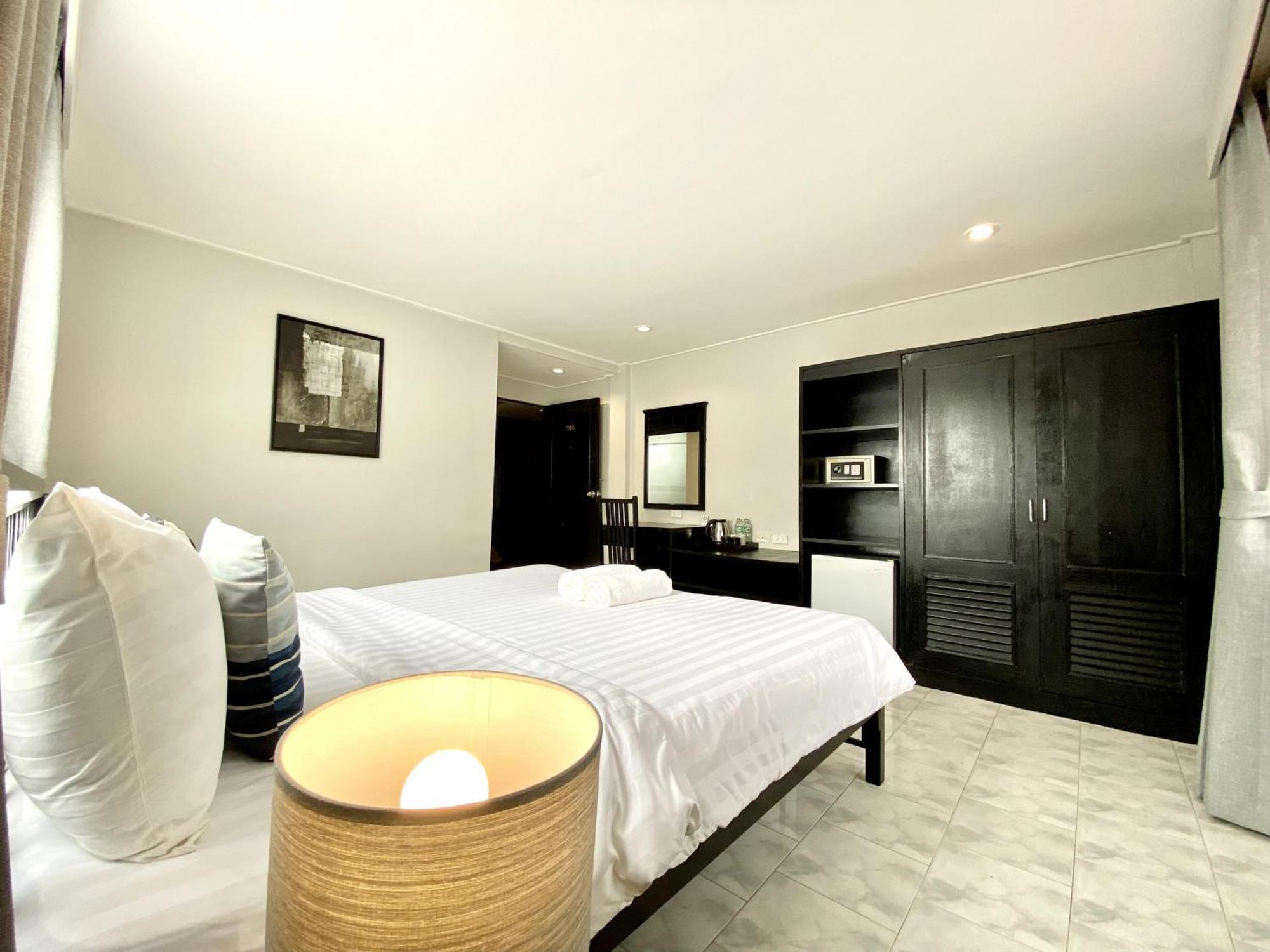 Beachwalk Minotel Patong Buitenkant foto