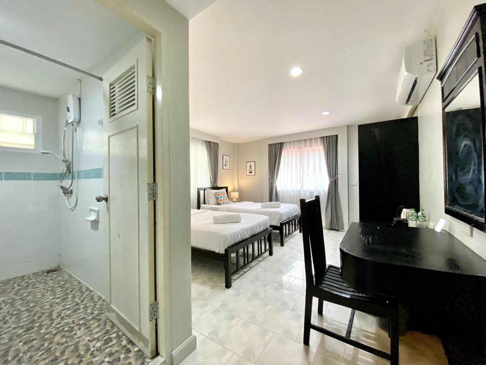Beachwalk Minotel Patong Buitenkant foto