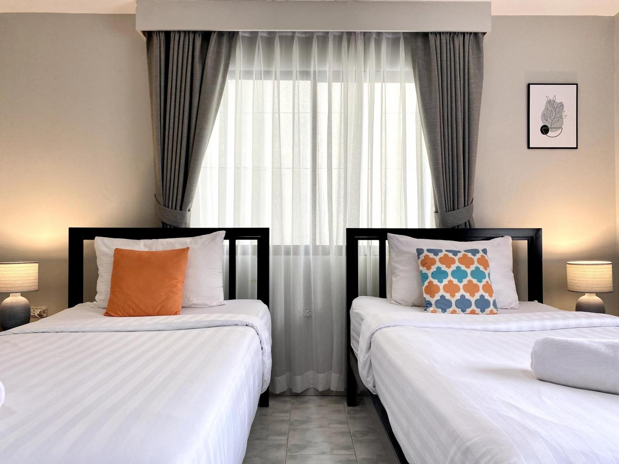 Beachwalk Minotel Patong Buitenkant foto