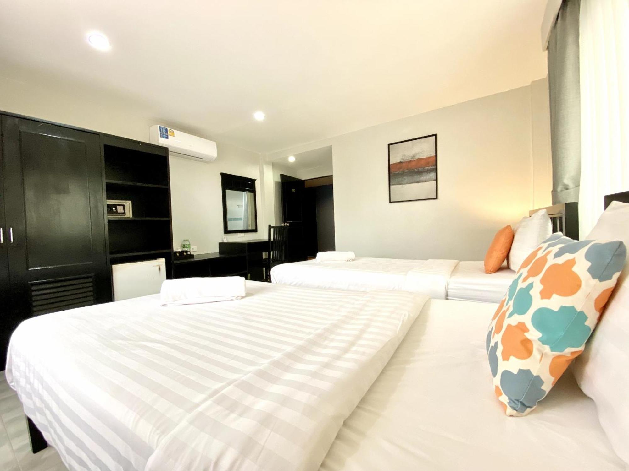 Beachwalk Minotel Patong Buitenkant foto