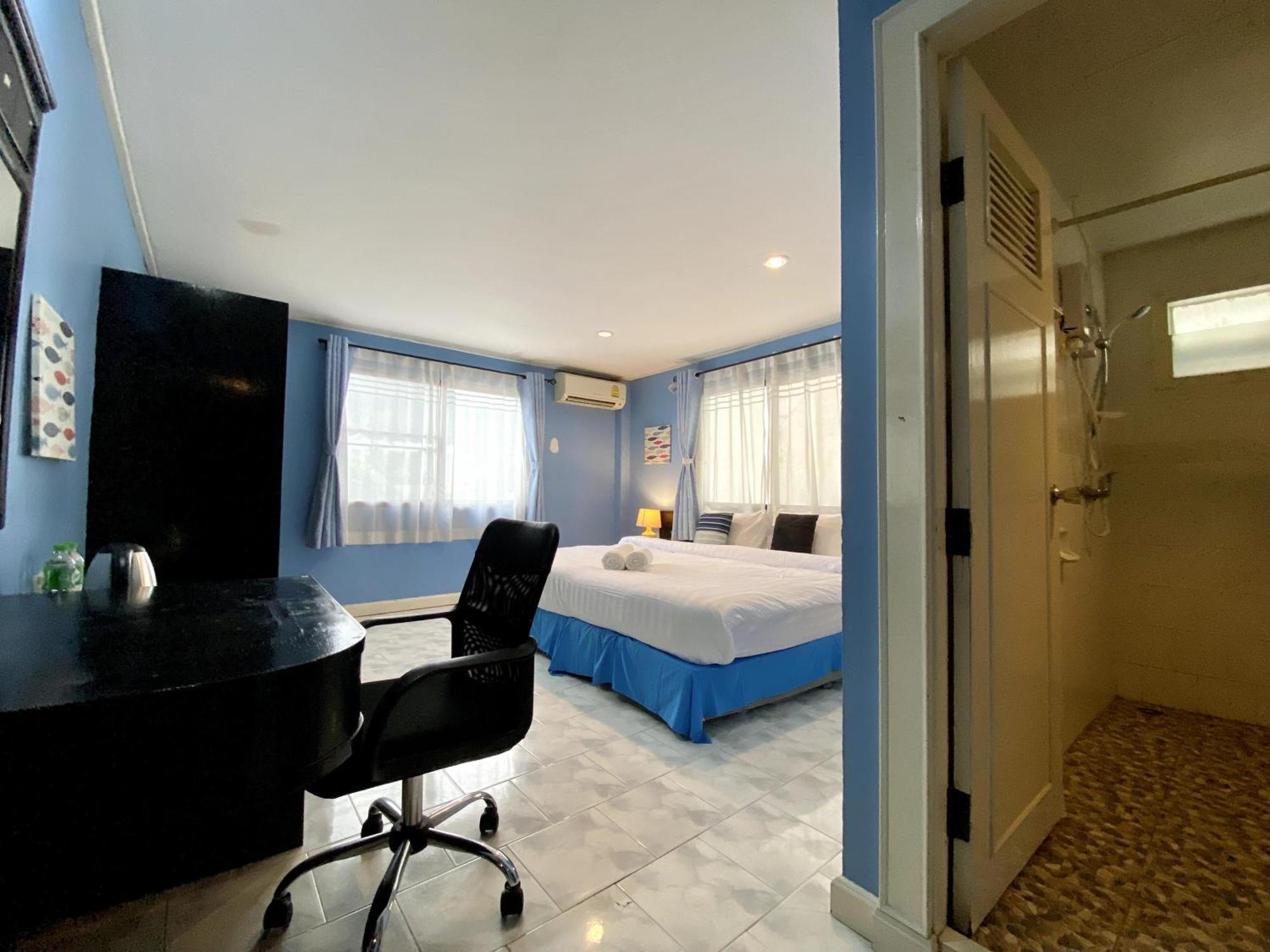 Beachwalk Minotel Patong Buitenkant foto