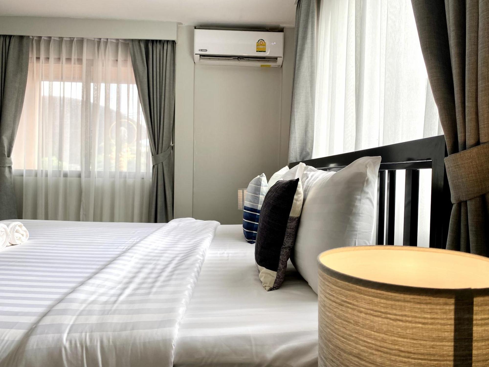Beachwalk Minotel Patong Buitenkant foto