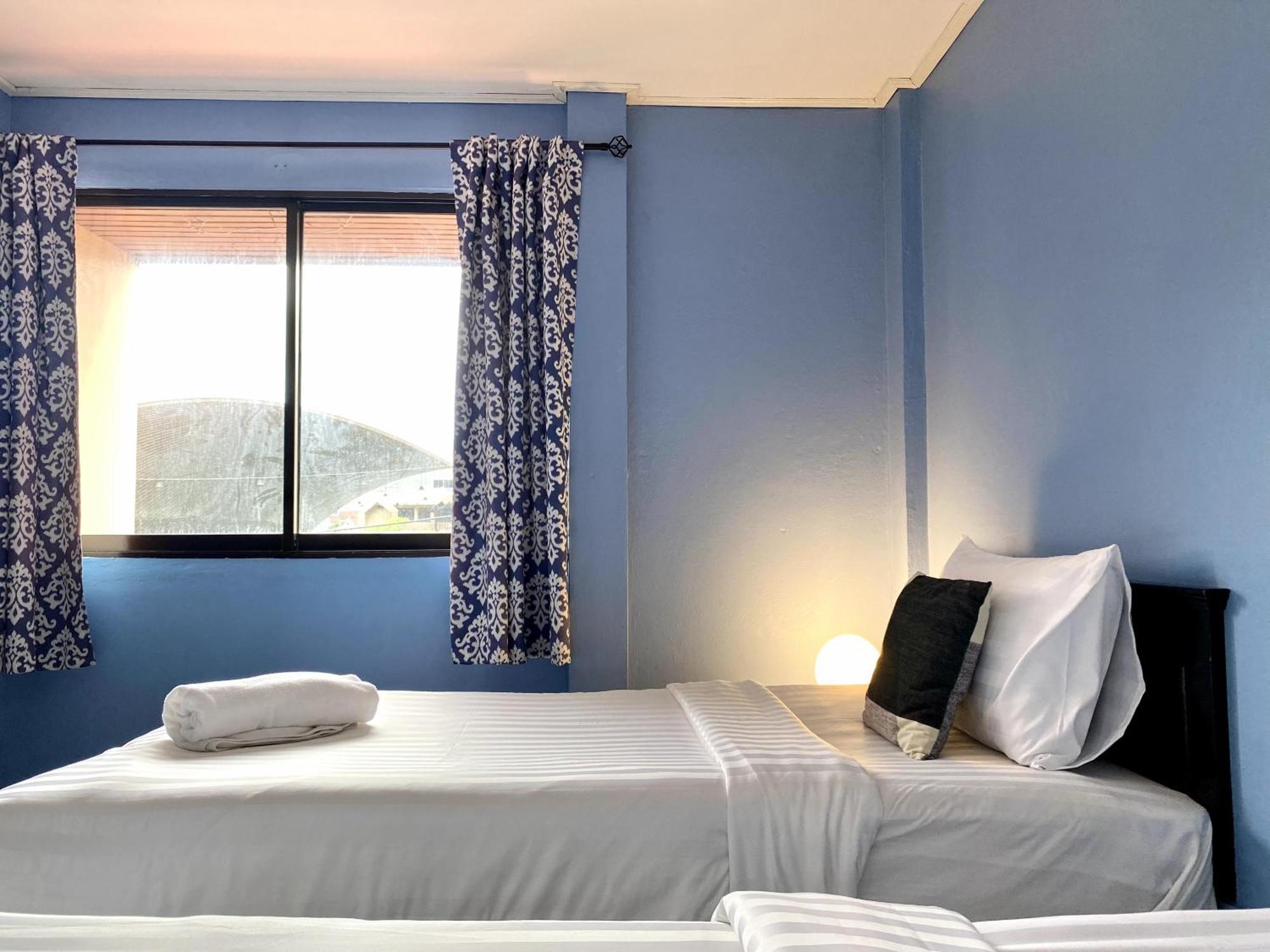 Beachwalk Minotel Patong Buitenkant foto