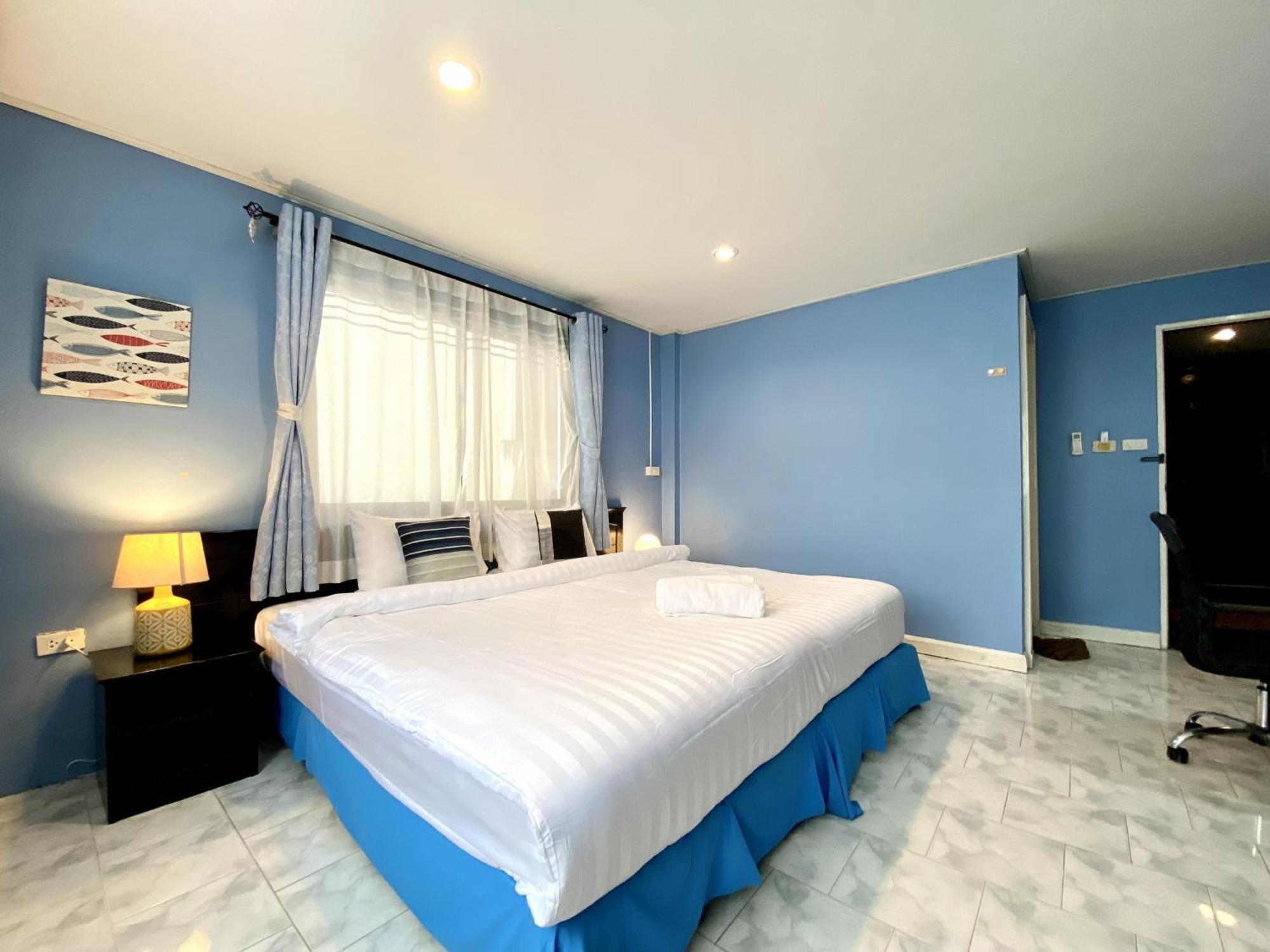 Beachwalk Minotel Patong Buitenkant foto