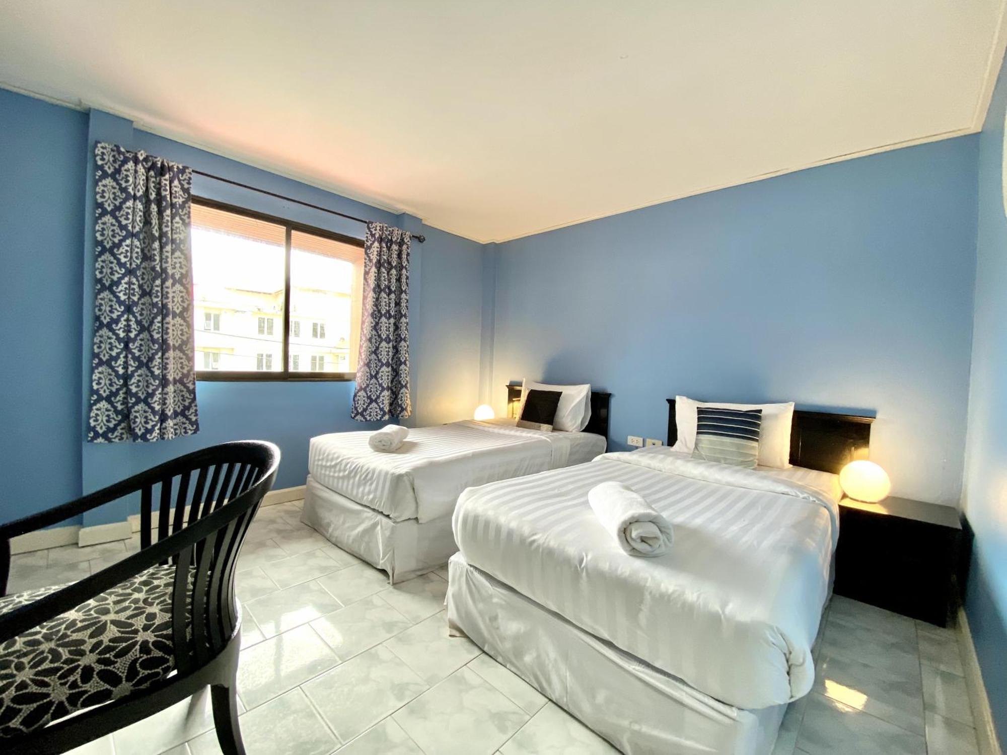 Beachwalk Minotel Patong Buitenkant foto