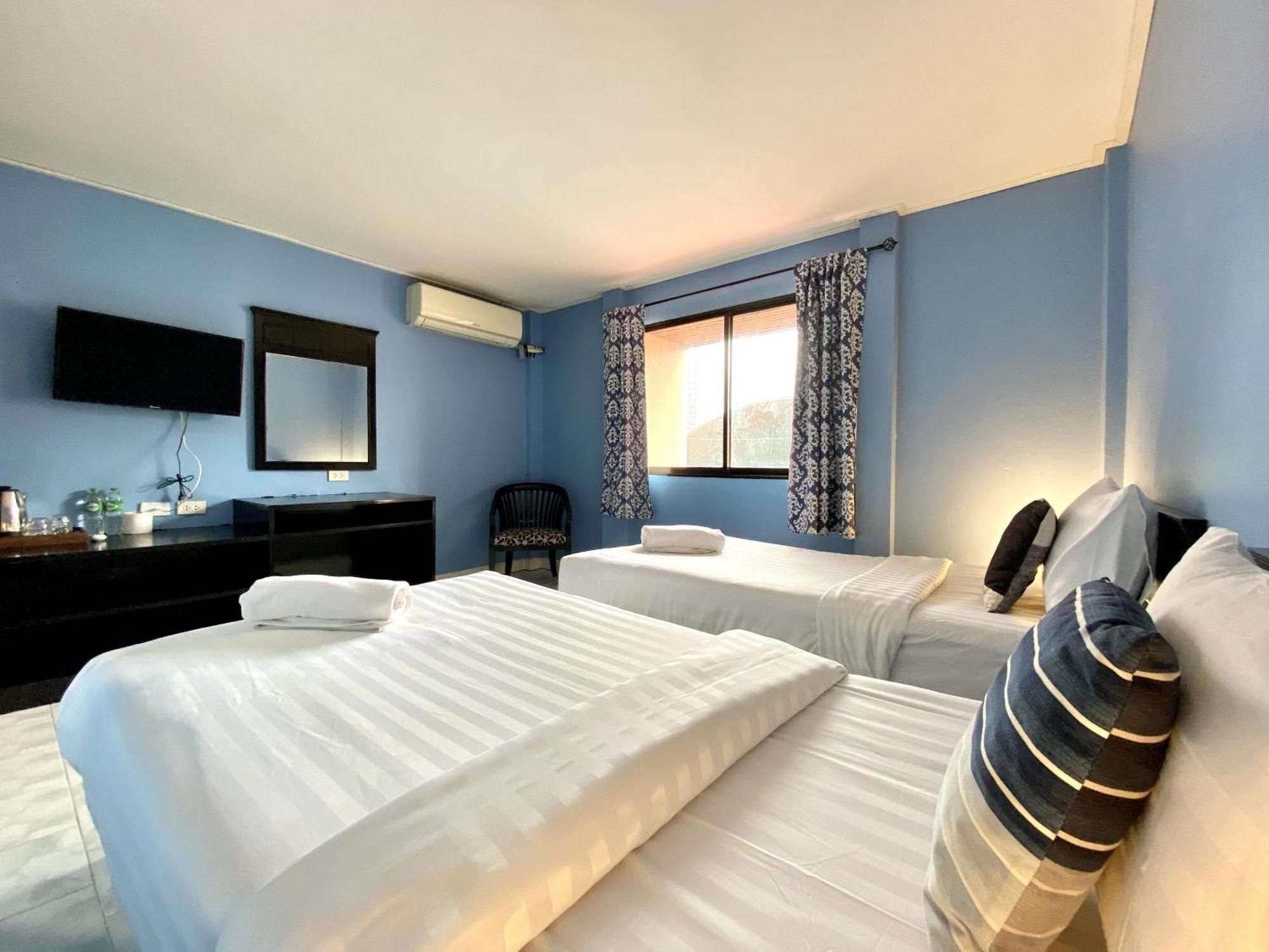 Beachwalk Minotel Patong Buitenkant foto