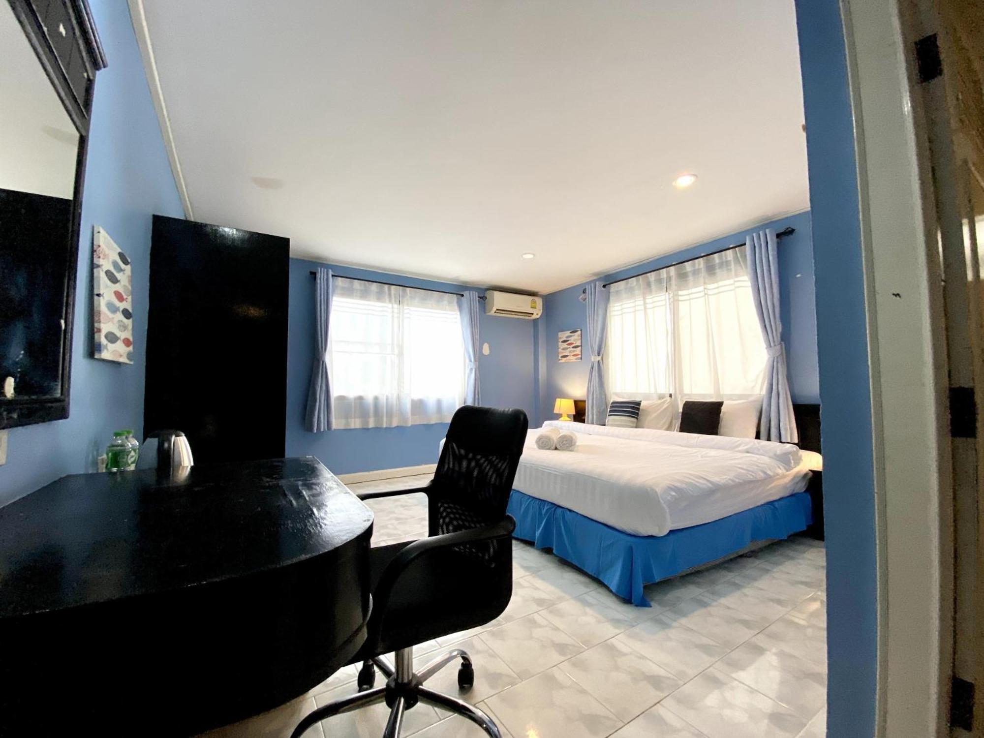 Beachwalk Minotel Patong Buitenkant foto