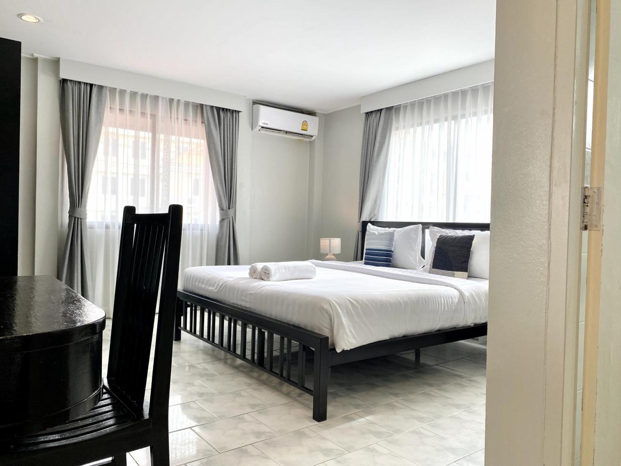 Beachwalk Minotel Patong Buitenkant foto