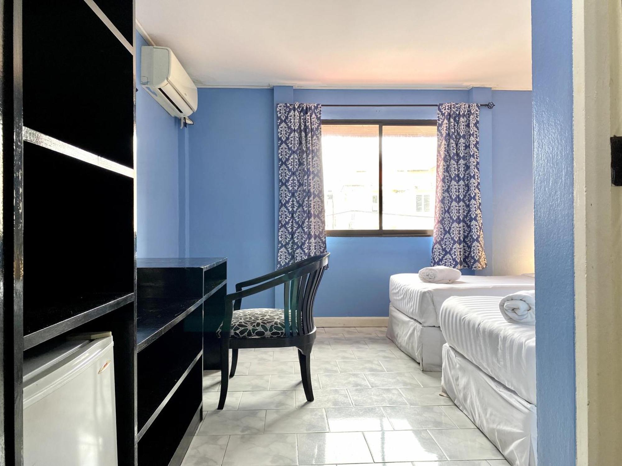 Beachwalk Minotel Patong Buitenkant foto