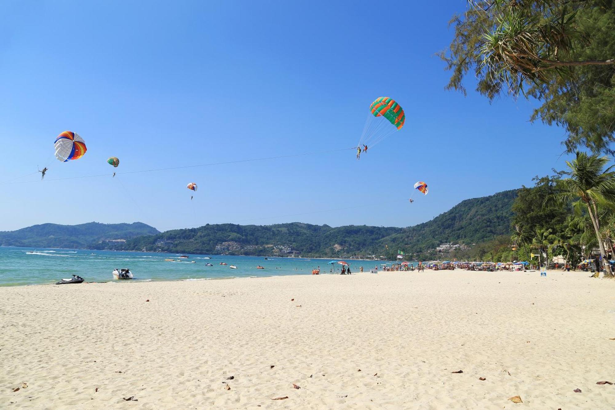 Beachwalk Minotel Patong Buitenkant foto